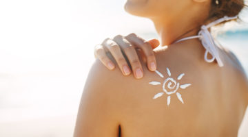 Sonnenbrände schaden der Haut langfristig. Mit den folgenden fünf Tipps gegen Sonnenbrand sind Sie auf der sicheren Seite.